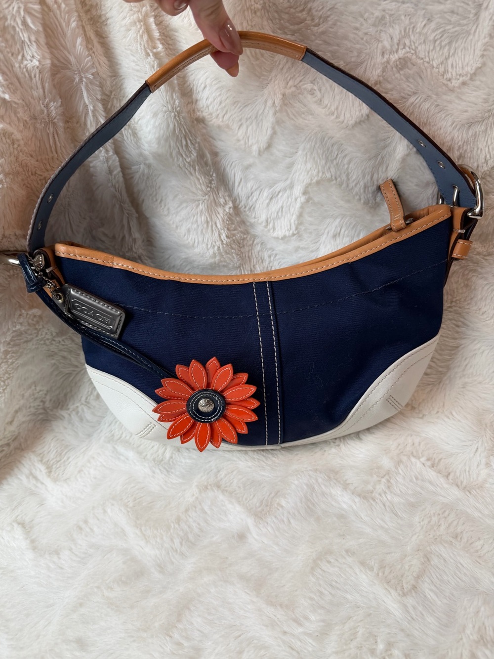 New & JUICY!! Y2K Coach Soho mini crescent hobo bag in navy blue & white leather